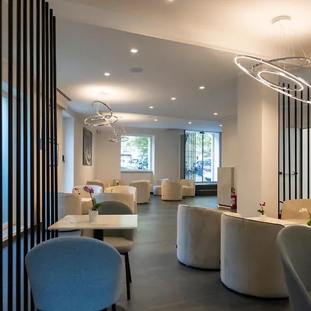 J Maluni Hotel