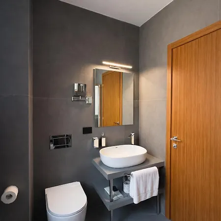 Hotel J Maluni 4*