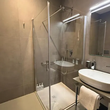 J Maluni 4*