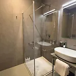 J Maluni 4*